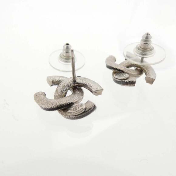 CHANEL Authentic Black Earrings - Picture 3 of 3